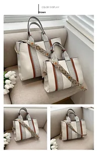 Détail de l'ensemble de sacs cabas en toile à rayures avec bandoulière de style ethnique
