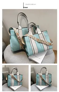 Détail de cabas en toile verte avec anses en cuir et bandoulières jacquard à motifs