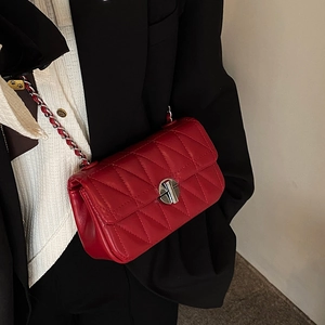Elegante rote gesteppte Brauttasche mit silbernem Drehverschluss und Kettengurt