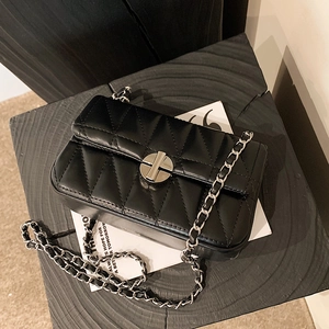 Elegante schwarze gesteppte Umhängetasche mit silbernem Kettenriemen und Drehverschluss