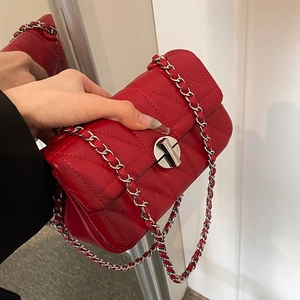 Rote Stepptasche mit silberner Kette und Metall-Drehverschluss für elegante Anlässe