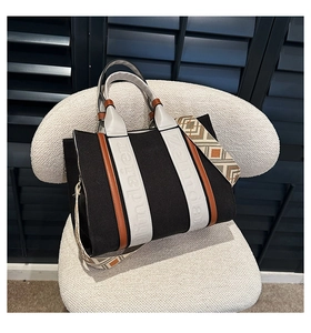 Détail du sac cabas en toile avec sangles en cuir et bandoulière ethnique colorée