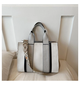 Détail du sac cabas en toile avec garniture en cuir et bandoulière motif ethnique