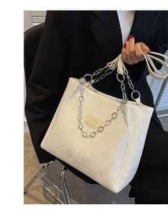 Détail du sac cabas jacquard blanc avec chaîne argentée et étiquette Fashion Bags