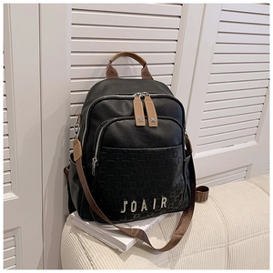 Détail du sac à dos en cuir noir avec logo JOAIR et grand compartiment zippé