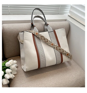 Détail du sac cabas en toile avec rayures et bandoulière jacquard à motifs géométriques
