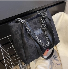 Détail du sac cabas en jacquard floral avec bandoulière en cuir et chaîne argentée