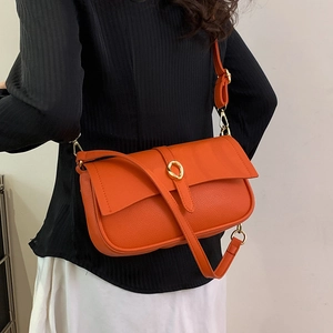 Elegante borsa a tracolla in pelle arancione con fibbia dorata e cinturino regolabile