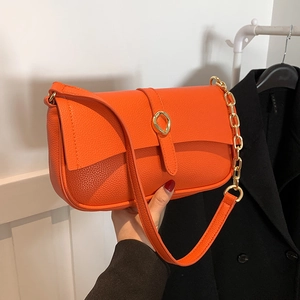 Elegante borsa a tracolla arancione in ecopelle con trama litchi e fibbia dorata