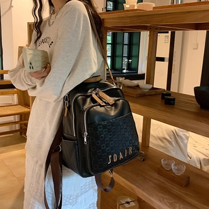 Grand sac à dos en cuir noir pour femme avec détails matelassés et lettrage doré chic