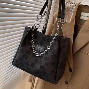Grand sac cabas en jacquard floral noir avec chaîne argentée et patch tendance