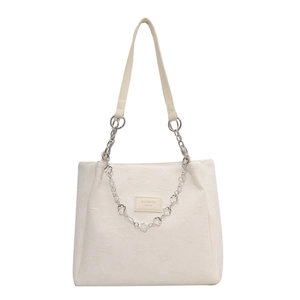 Sac fourre-tout blanc avec texture florale gaufrée et chaîne décorative en métal argenté