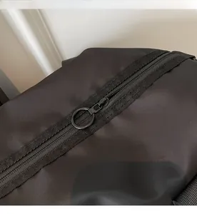 Gros plan sur la fermeture éclair ronde en métal et la texture du tissu en nylon noir