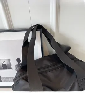 Détail des poignées de cabas en nylon noir durable avec fermeture éclair de qualité