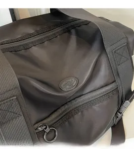 Détail de la texture en nylon noir durable et de la fermeture éclair de le sac de voyage
