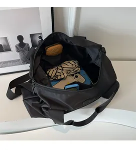 Détail macro de la grande capacité intérieure de ce sac à main de voyage en nylon noir