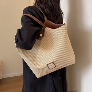Grand sac cabas en paille avec anses en cuir marron et logo pour les trajets quotidiens