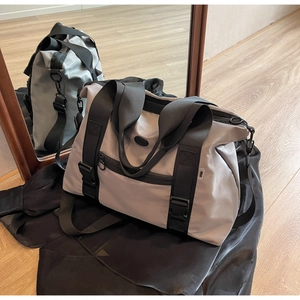 Gros plan du sac de voyage en nylon montrant la texture durable et les sangles renforcées