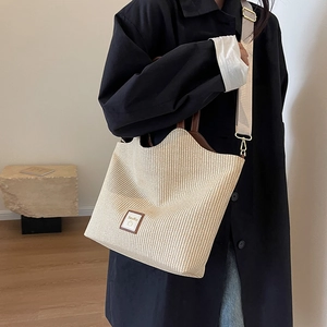Grand sac cabas en paille tressée avec anses en cuir marron et bandoulière