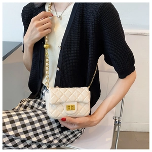 Gewatteerde crossbody tas in beige met gouden ketting en verstelbare metalen bal