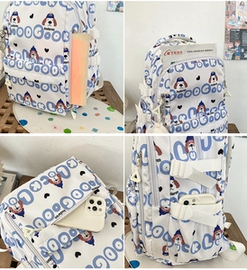Détail du sac à dos blanc haute capacité avec motifs de chiens bleus et poches de côté