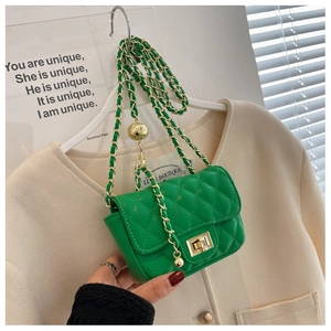 Dettaglio mini borsa trapuntata verde con chiusura a rotazione dorata e tracolla a catena