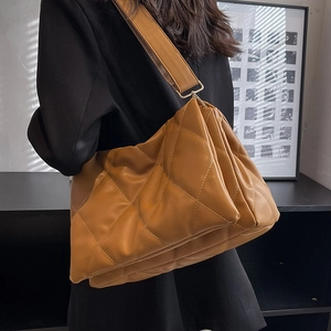 Grande borsa a tracolla trapuntata in pelle PU marrone caramello con tracolla larga