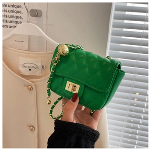 Dettaglio della borsa in pelle trapuntata verde con catena dorata e fibbia a sfera