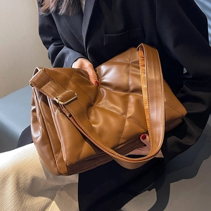 Borsa a tracolla trapuntata marrone capiente con tracolla larga per uno stile moderno