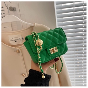 Dettaglio borsa trapuntata verde con catena a sfera dorata e chiusura a girello in metallo
