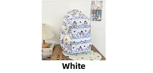 Détail du sac à dos blanc avec motifs de chiens bleus et pendentif en peluche étoile