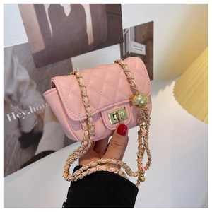 Dettaglio mini borsa trapuntata rosa con tracolla a catena e sfera dorata