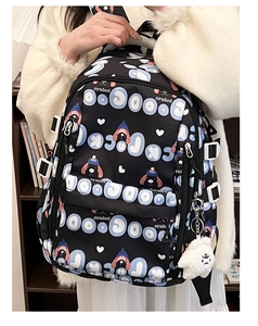 Détail du sac à dos en nylon imperméable avec motifs chien cartoon et pendentif peluche