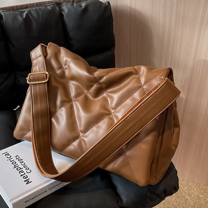 Borsa a tracolla in pelle trapuntata marrone con motivo a rombi e cinghia larga
