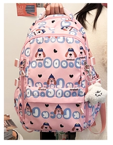 Détail du sac à dos rose pour étudiant avec motifs de chiens et pendentif nuage