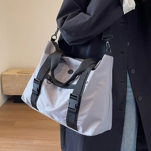 Grand sac cabas en nylon violet clair avec sangles noires pour voyage et quotidien