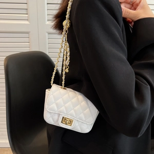 Piccola borsa a tracolla bianca trapuntata con catena dorata per un look di moda