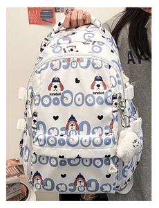 Détail du sac à dos en nylon blanc avec motifs de chiens et pendentif en peluche