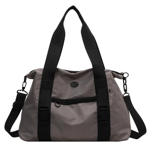 Sac de voyage gris en nylon avec bandoulière réglable et poignées noires robustes