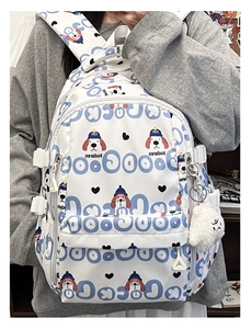 Détail d'un sac à dos blanc en toile avec imprimés chiens et charmant nuage en peluche