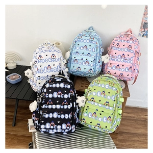 Présentation de sacs à dos étanches colorés avec motifs cartoon et multiples poches
