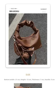 Détail du sac à main plissé marron avec breloque tissée et une largeur de 21cm