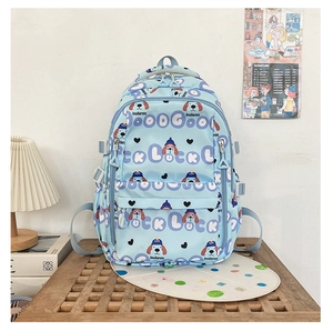Détail du sac à dos en toile bleu clair avec motifs de chiens mignons et poche avant