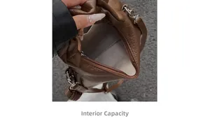 Vue détaillée de la capacité interne et doublure en tissu gris de ce sac plissé marron