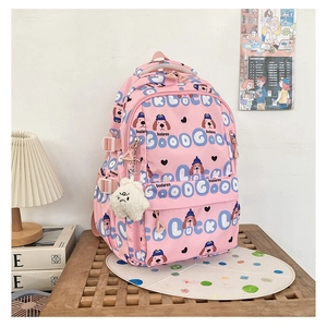 Détail du sac à dos rose avec imprimé chiot, sangle latérale et breloque nuage