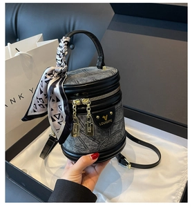 Sac seau gris chic avec détail de foulard en soie et sangle dans une boîte cadeau