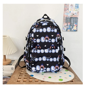 Détail du sac à dos en nylon noir avec motif de chien et boucles de réglage latérales