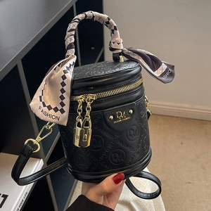 Schicke schwarze Mini-Beuteltasche mit Logo-Prägung, Gold-Finish und Seidentuch-Dekor