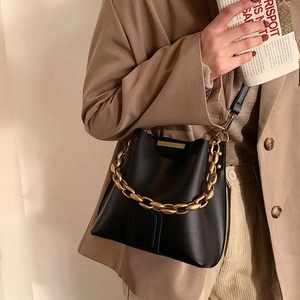 Secchiello alla moda in pelle nera con spessa catena dorata e dettaglio chiusura in metallo