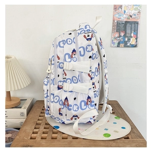 Détails d'un sac à dos blanc avec imprimés LOOK bleus et motifs de chiens mignons